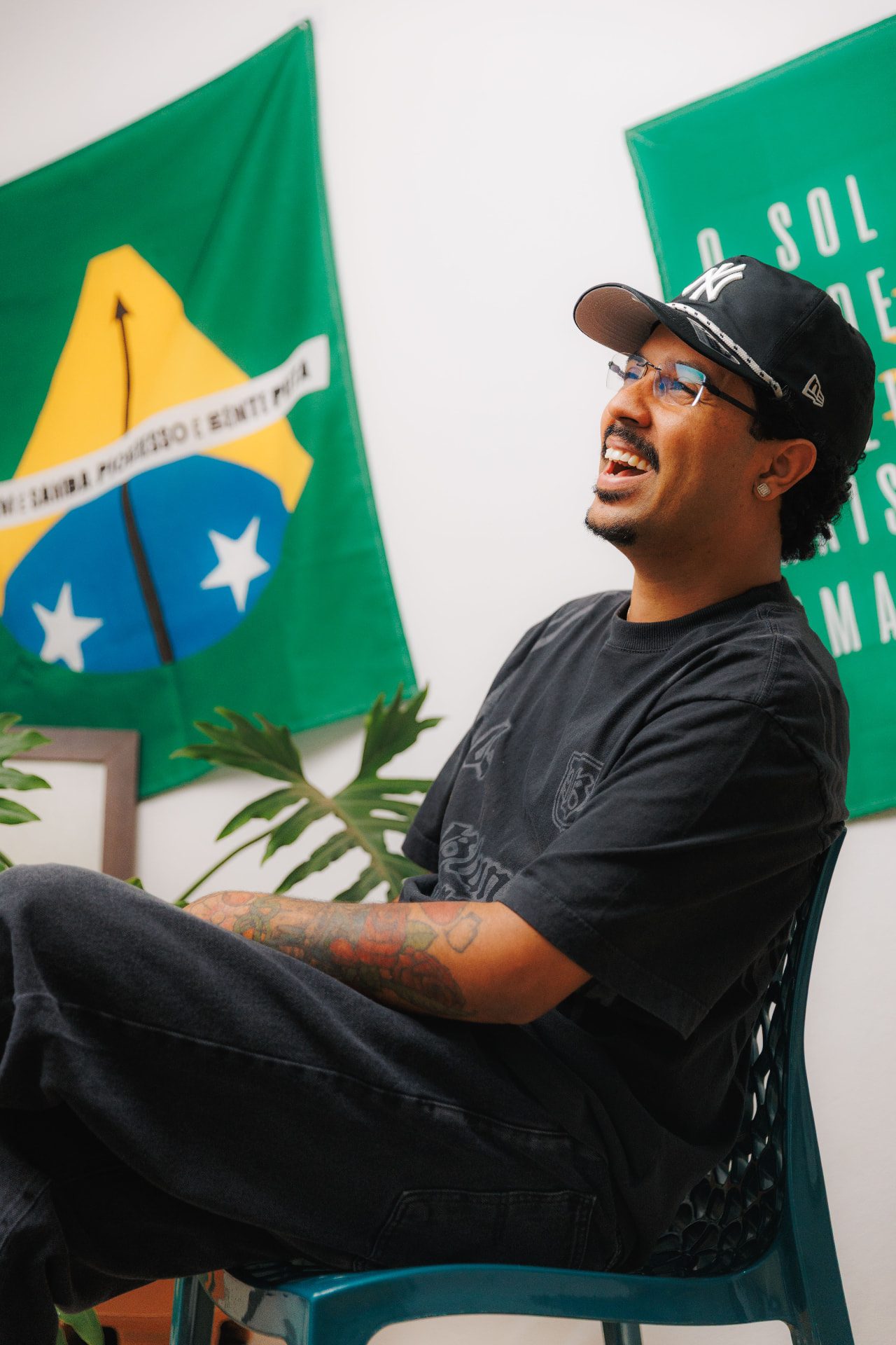 Wandrey sorrindo em frente à bandeira 'Ordem e Samba'